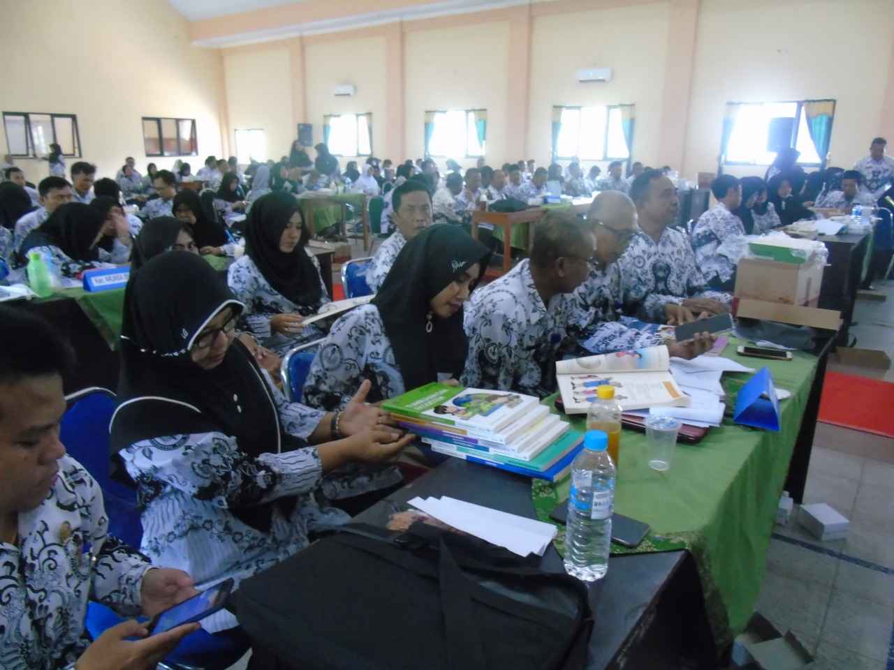 Guru mengikuti workshop penerapan HOTS dan pelatihan olympiade sains tingkat SD, Senin 25 Maret 2019.