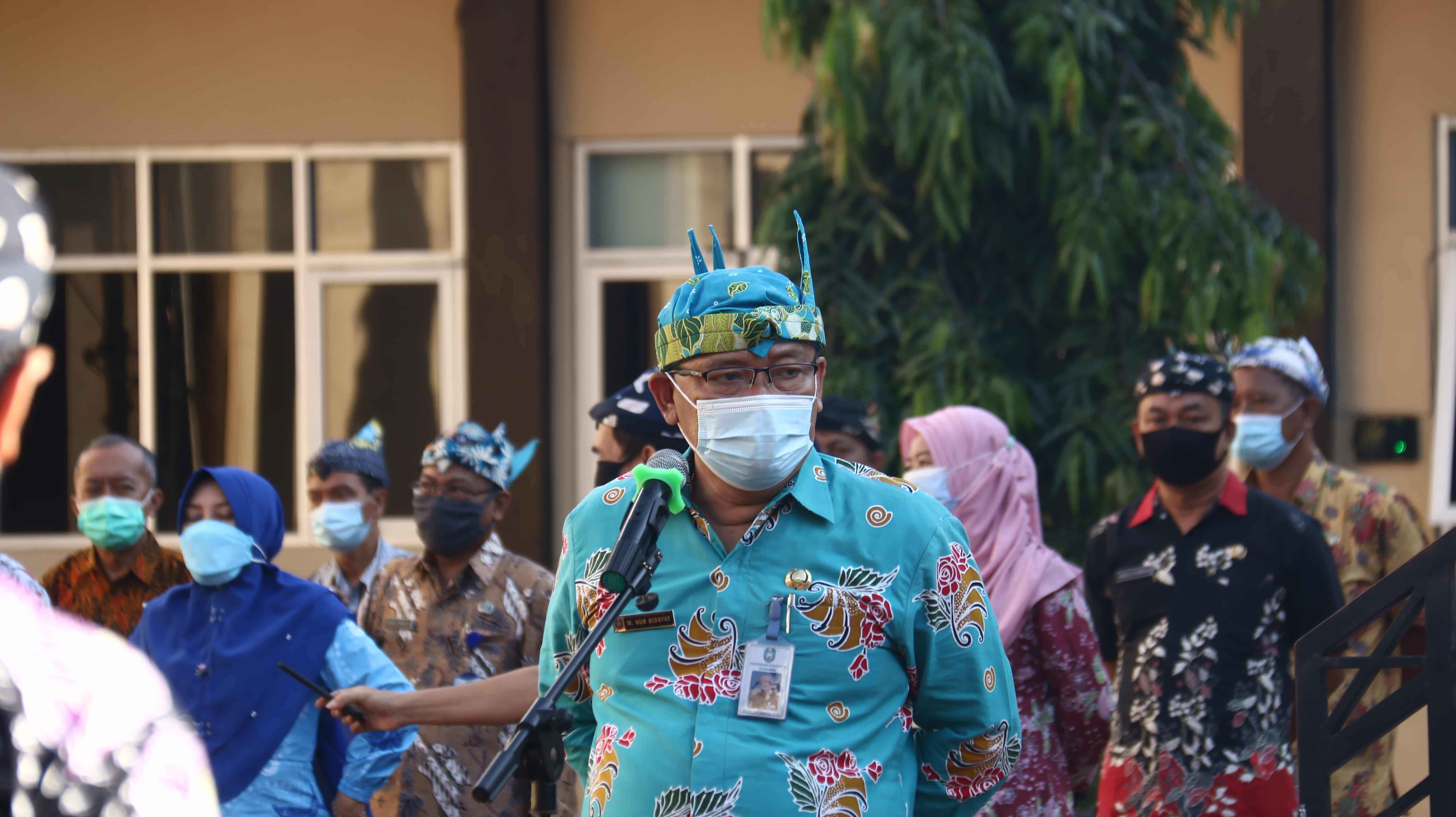Memakai Odheng Jengger Setiap Hari Kamis