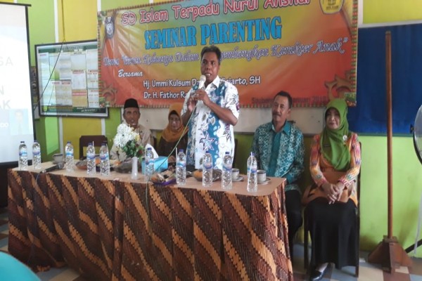 Kadisbudsit Membuka Sekaligus Menjadi Narasumber Seminar Parenting