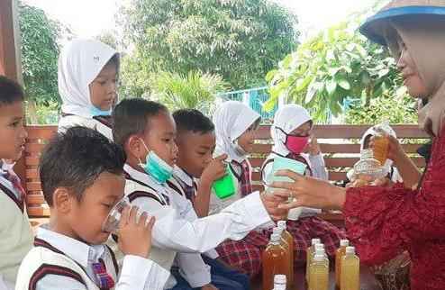 Agar Tubuh kebal, Siswa Serentak Minum Jamu Tradisional