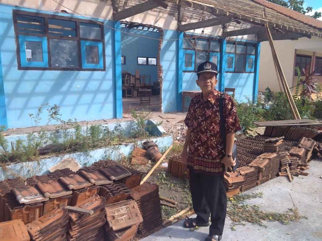 SDN 1 Sopet Rehab Dua Ruang Kelas dan Perpustakaan