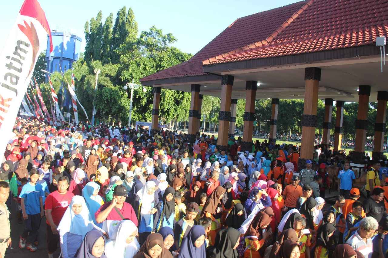 Tutup Peringatan Hardiknas dengan Gerak Jalan Sehat