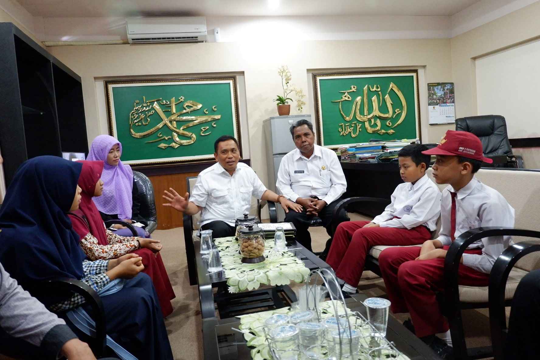 Kadispendik Dampingi Wabup Berikan Penghargaan pada Tiga Siswa