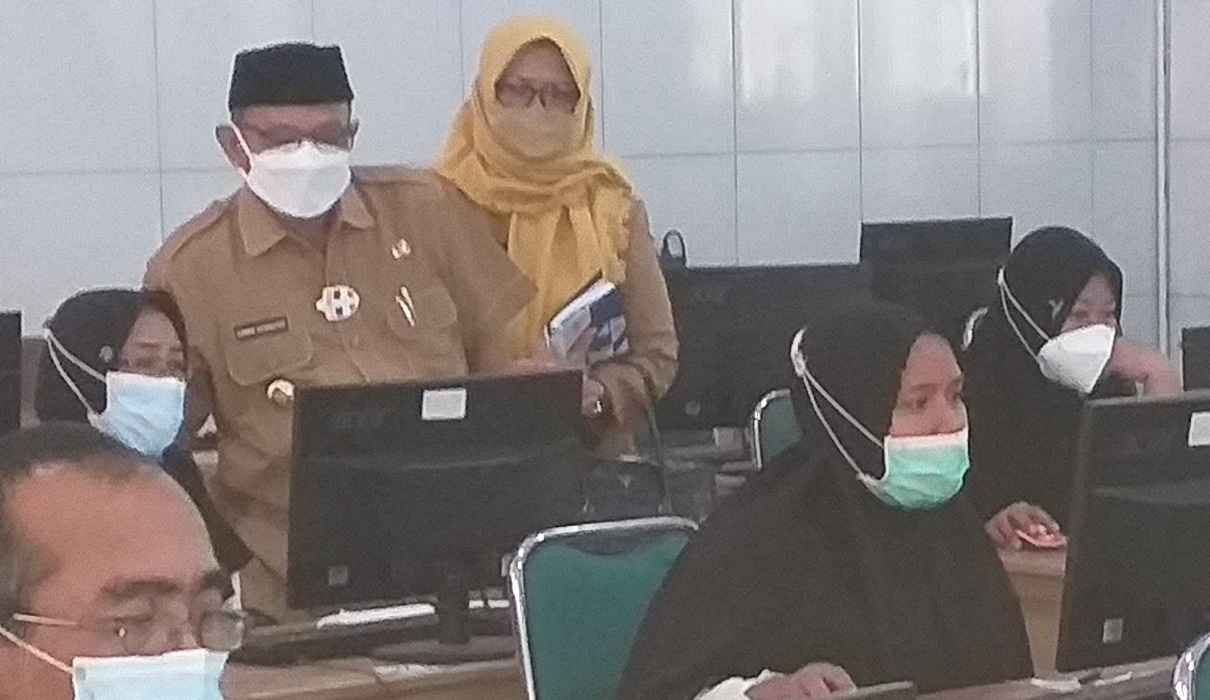 Dampingi Bupati Pantau Peserta Tes SKD