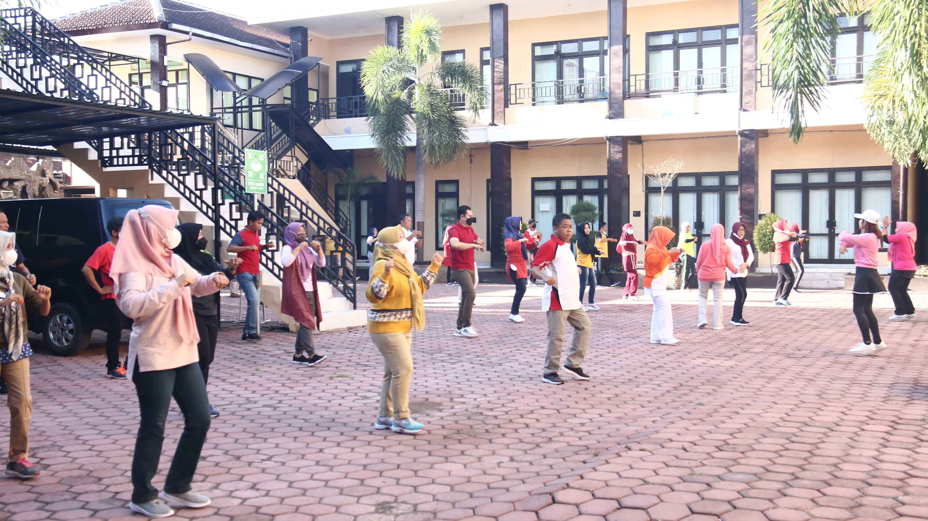 Dinas Pendidikan dan Kebudayaan mengadakan Senam Rutin