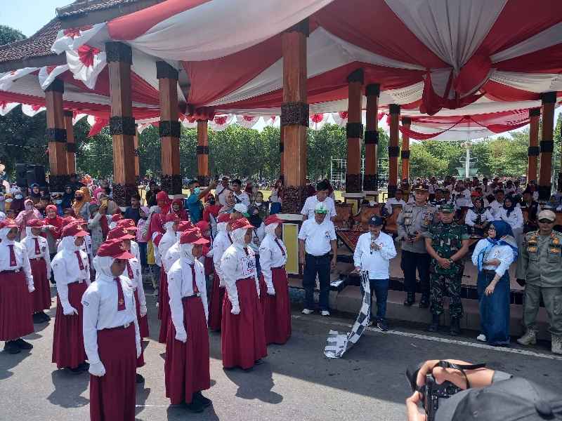 Gerak Jalan Tingkat SD dilepas langsung Bupati Situbondo