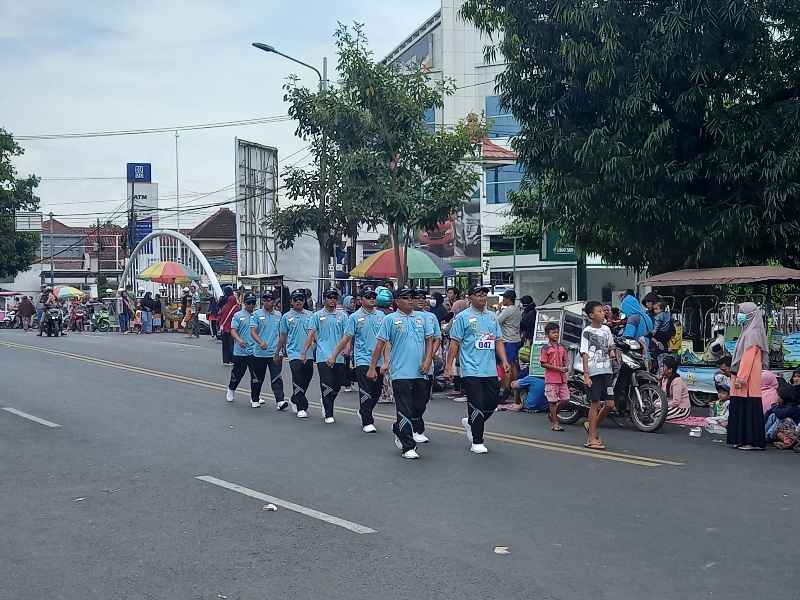 Gerak Jalan Unik dan Tingkat SMP menarik perhatian warga situbondo