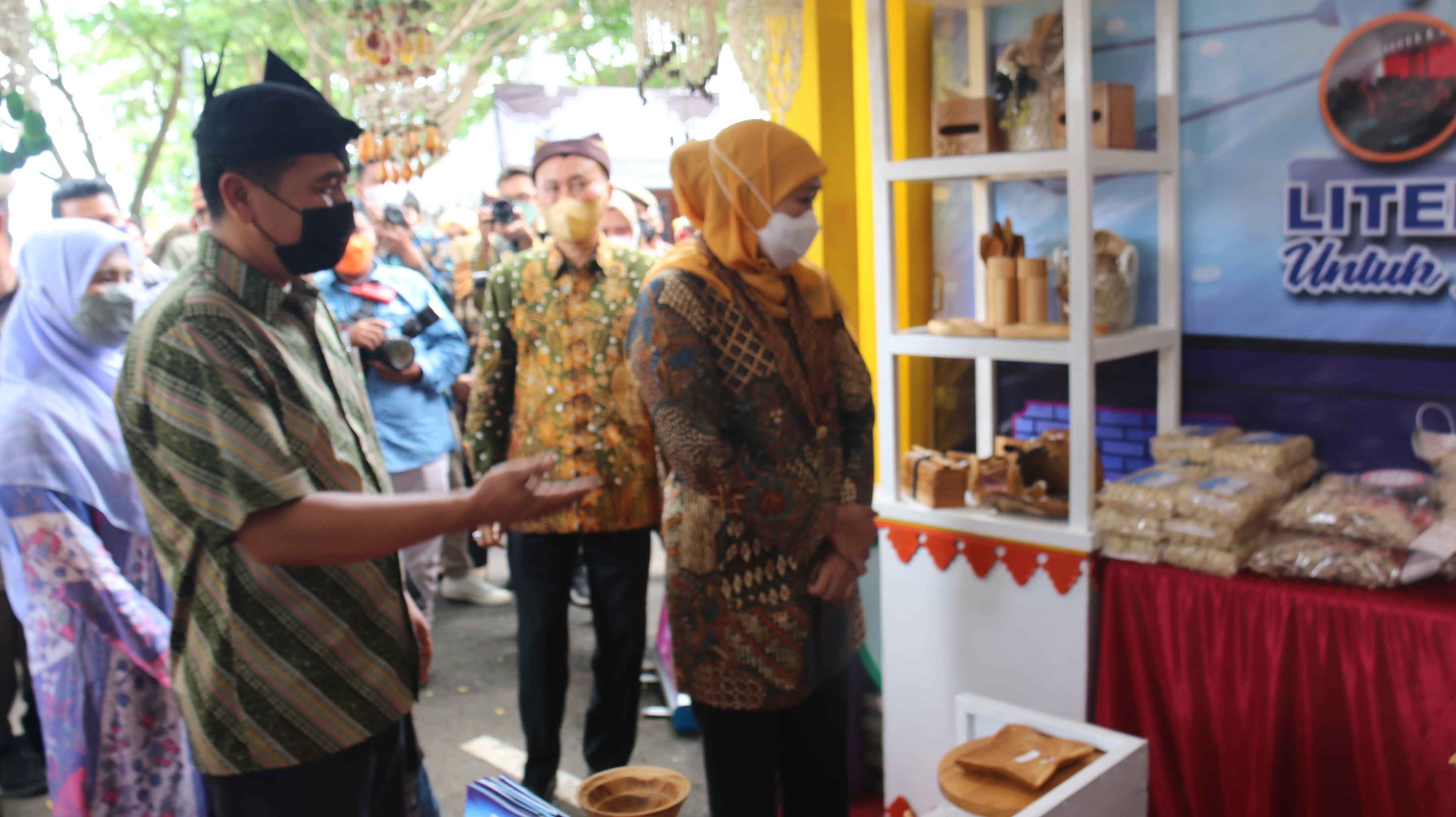 Kunjungan Gubernur Jawa Timur pada Stand Pameran Hari Aksara Internasional 2021