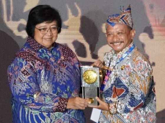 Menteri LHK Menganugrahkan Adipura Kategori Kota Kecil Kepada Kabupaten Situbondo