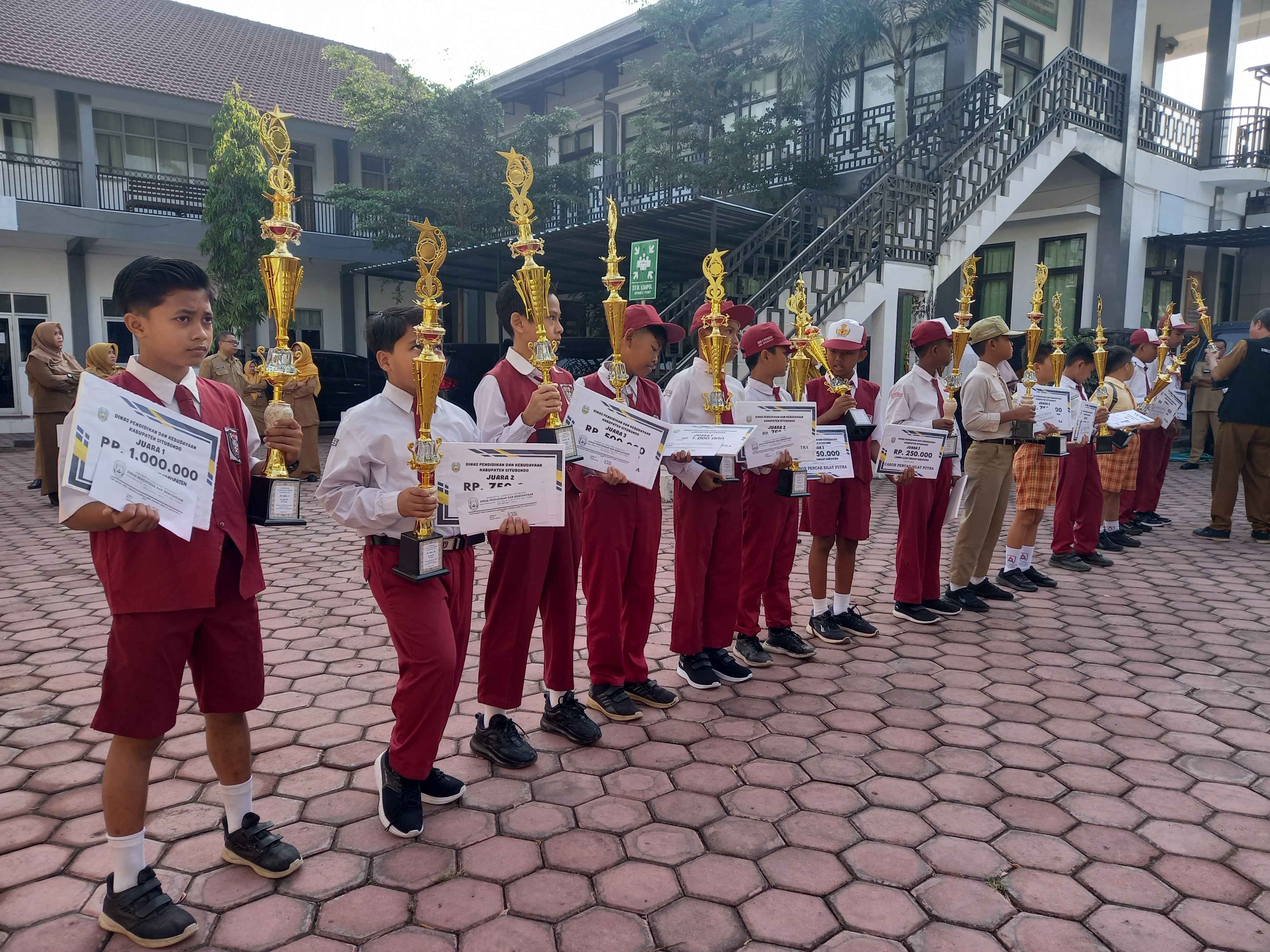 Penyerahan Piala dan Piagam Pada Para Juara O2SN Tingkat SD